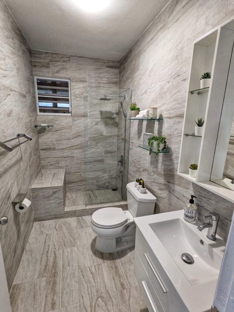 Baño pequeño reformado en Oviedo con ducha moderna y acabados en tonos claros