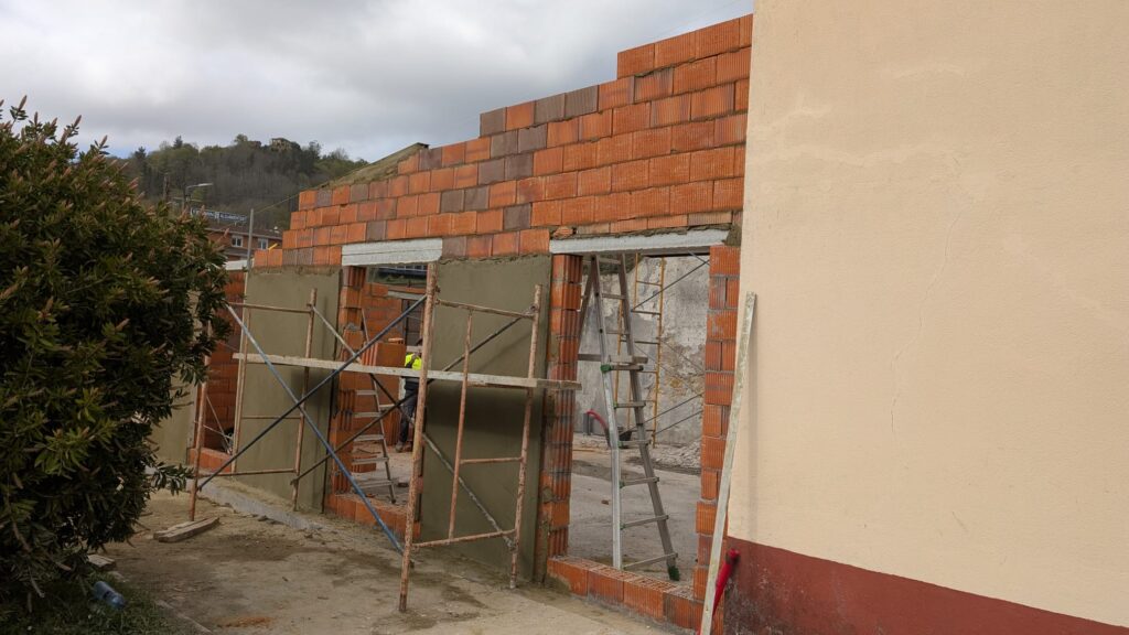Construcción de ampliación exterior con ladrillo y enfoscado en vivienda de Oviedo
