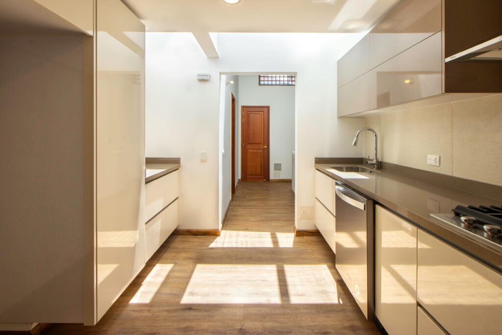 Cocina moderna con iluminación LED y acabados elegantes en una reforma