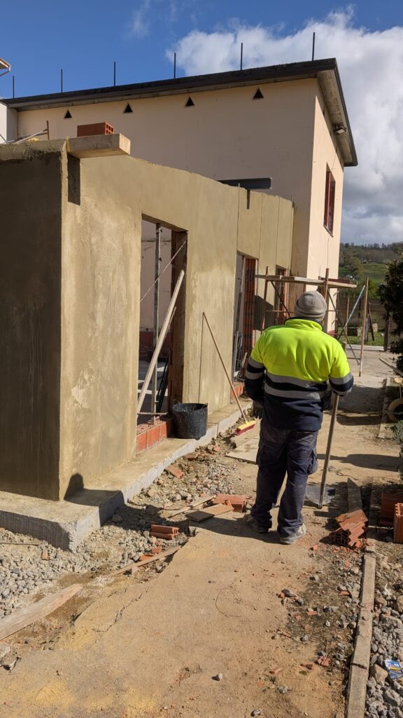 Estado avanzado de reforma integral exterior con paredes enfoscadas y estructura renovada