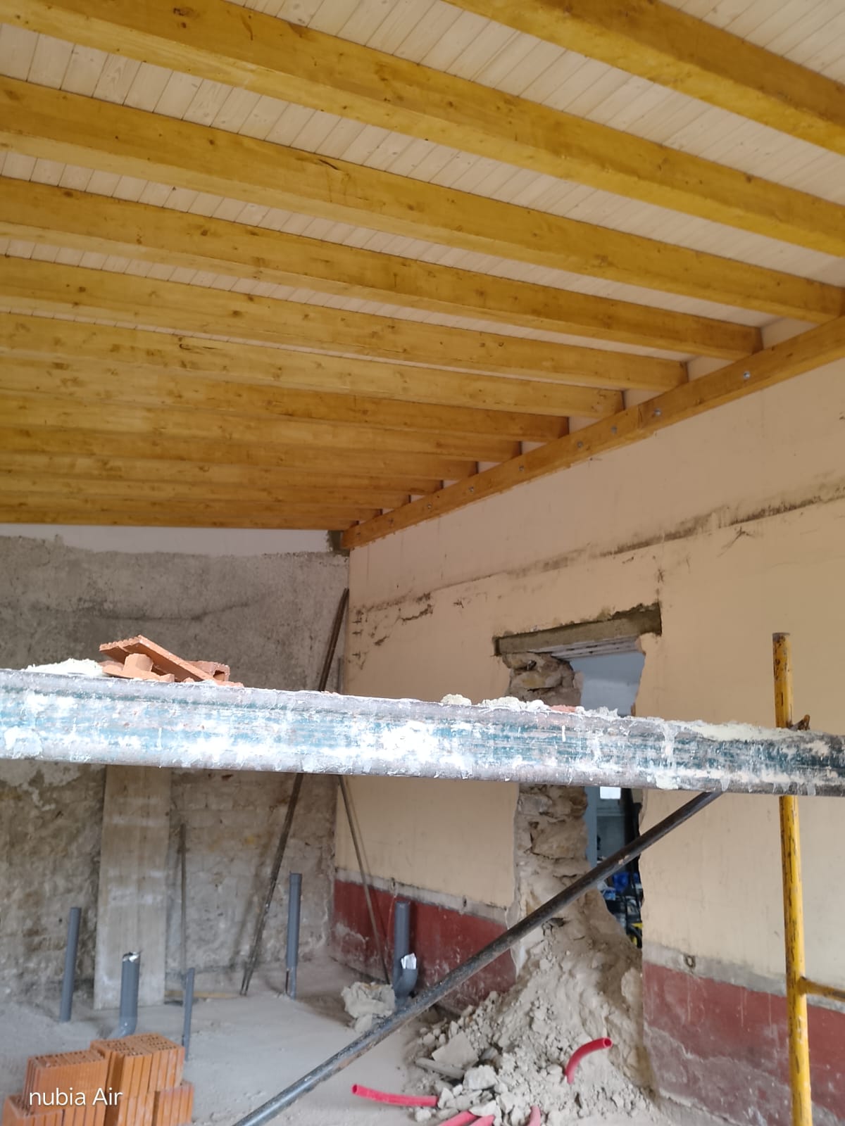 Instalación de cubierta de madera durante reforma integral de vivienda en Oviedo