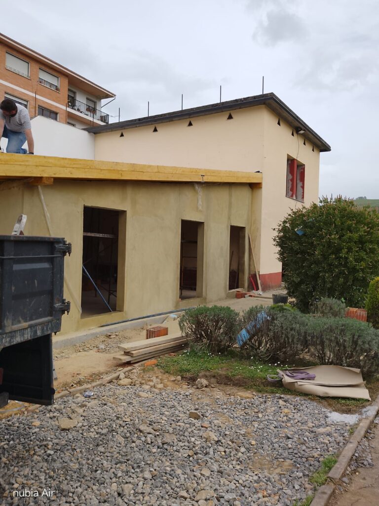 Avance de construcción de vivienda con cerramientos exteriores y cubierta instalada en Oviedo