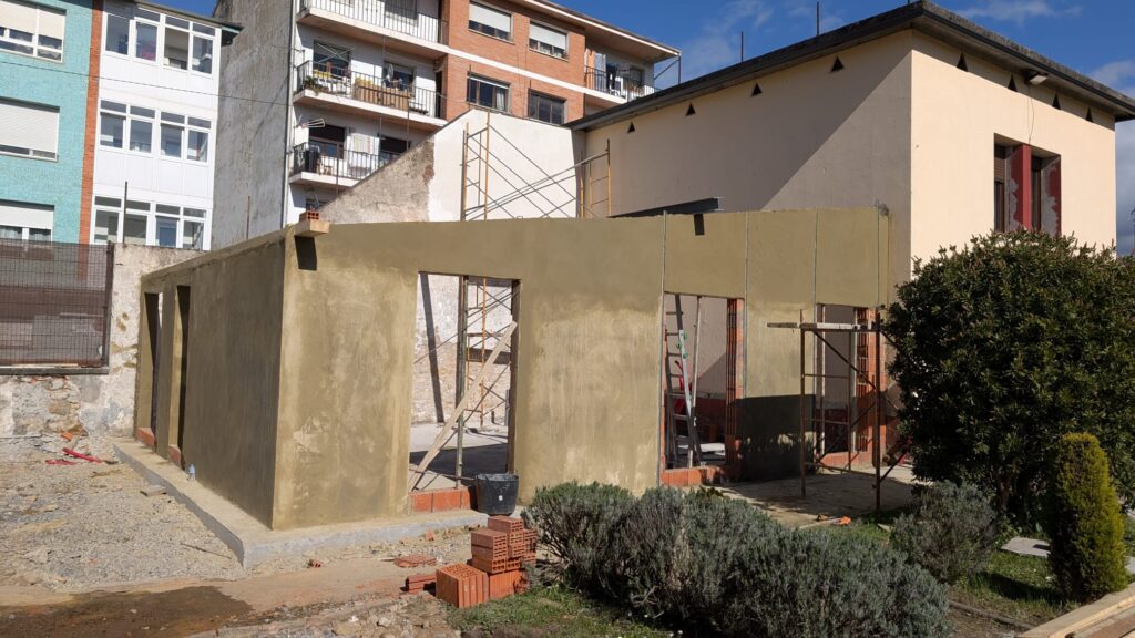 Cerramientos terminados y muros enfoscados en construcción de vivienda en Oviedo