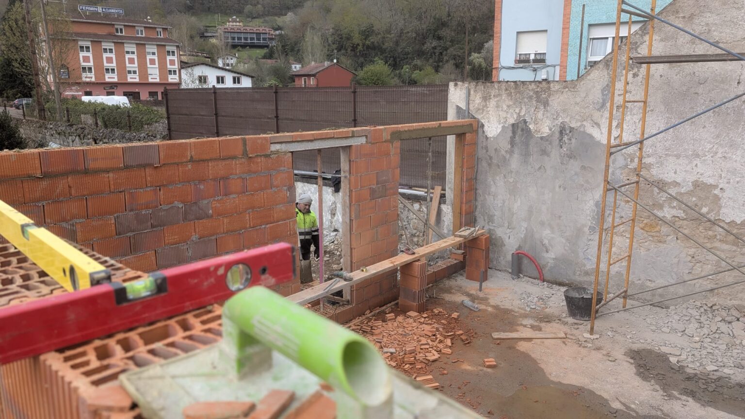 Replanteo y construcción de tabiques de ladrillo en reforma integral de vivienda en Oviedo