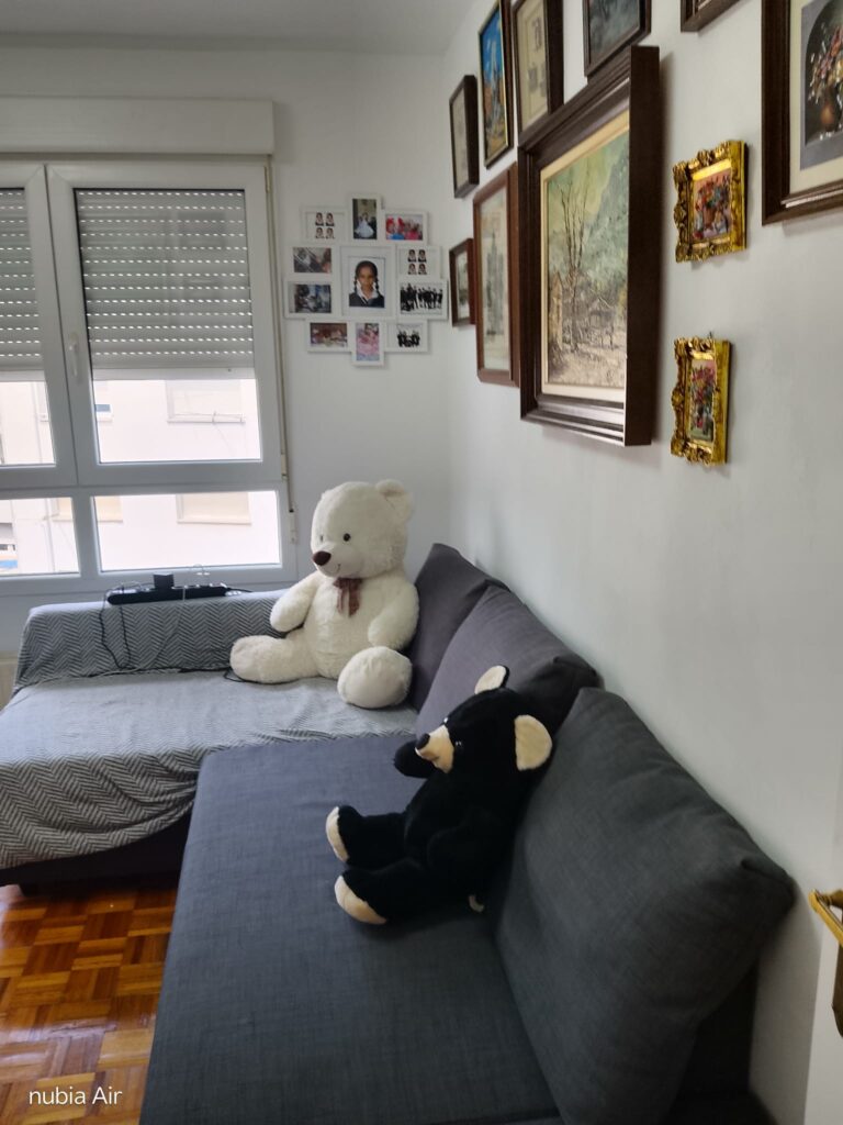 Antes y después de reforma integral de salón en vivienda de Oviedo