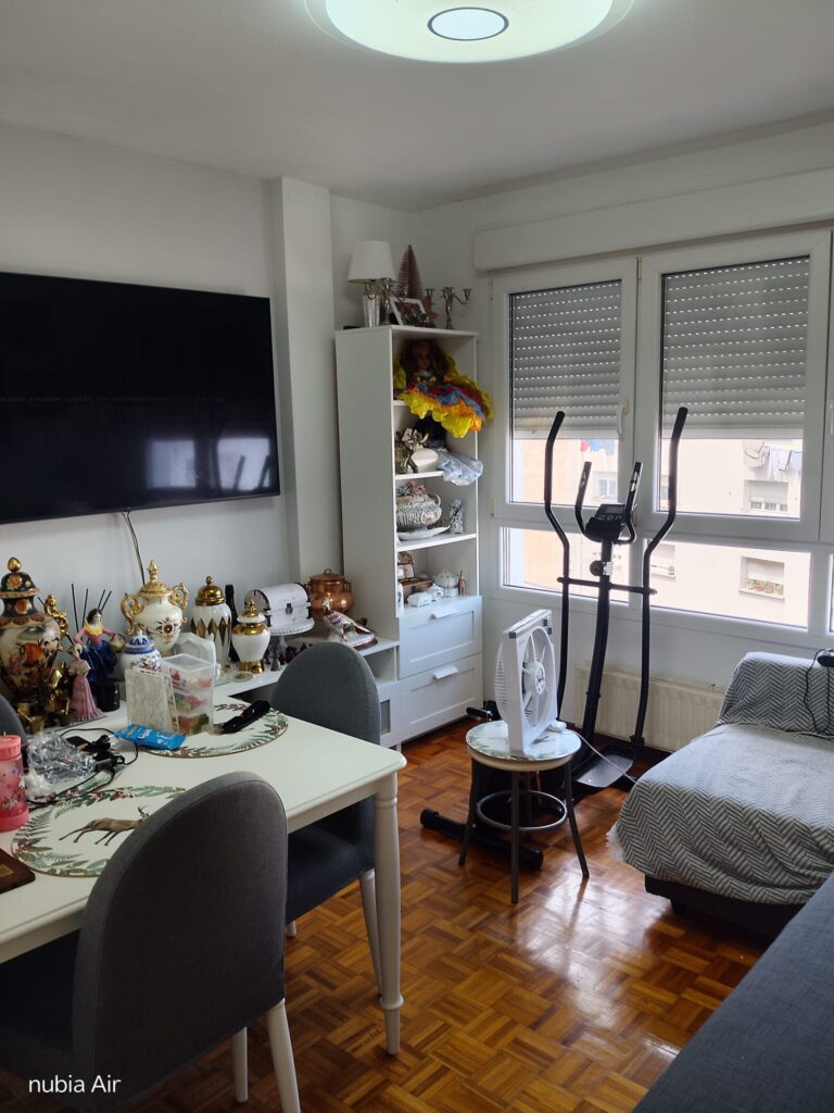 Antes y después de reforma integral de salón en vivienda de Oviedo
