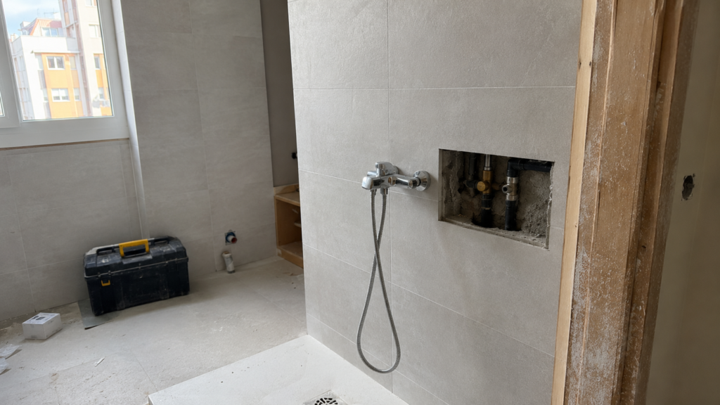 Ducha cambia de temperatura durante una reforma de baño en Oviedo